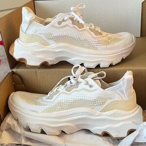 Sorel Kinetic sneakers EUC - size 6